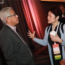 Victor Dzau, MD, president of the National Academy of Medicine (NAM), chats with a conference attendee.