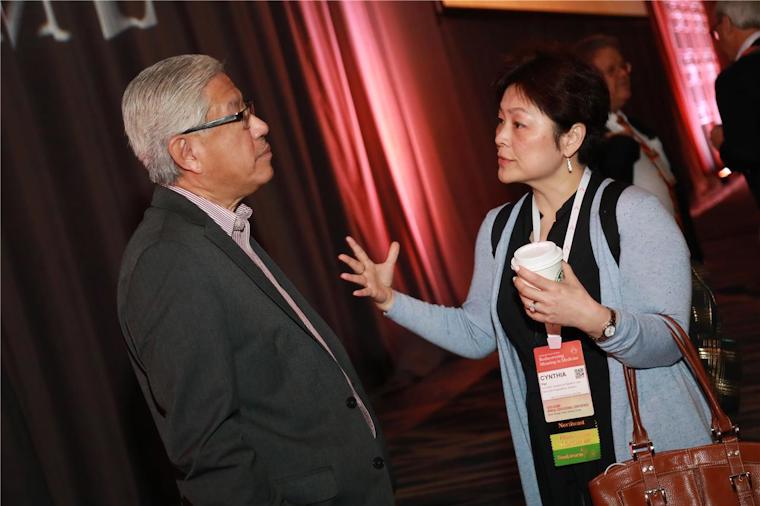 Victor Dzau, MD, president of the National Academy of Medicine (NAM), chats with a conference attendee.